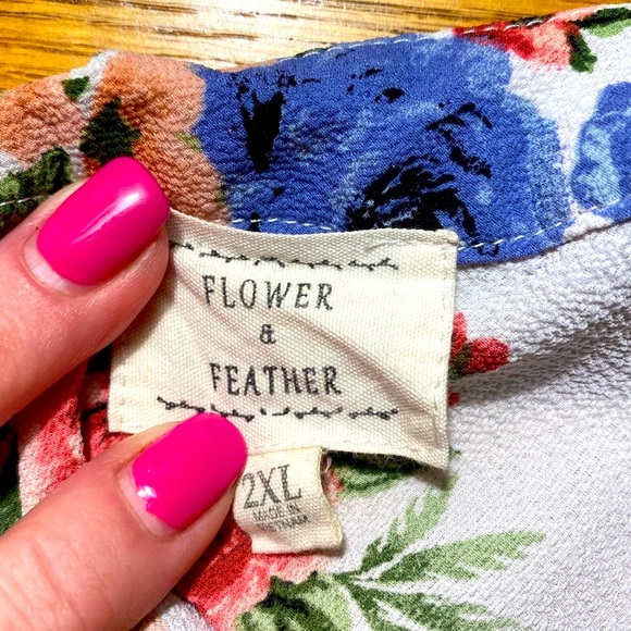 Flower and Feather brand cold shoulder top 2X floral design with crisscross - Picture 6 of 6